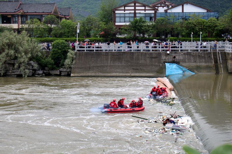 桂林龍舟翻沉事故，搜救結束增至17死。   圖：翻攝自中新社