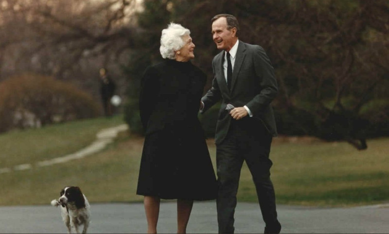 芭芭拉．布希（Barbara Bush）是美國第41位總統老布希（George H.W. Bush）的髮妻，也是第43位總統小布希（George W. Bush）的母親，她於17日在德州自宅辭世，享壽92歲。   圖/翻攝自白宮推特
