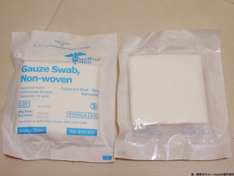 不少家庭的醫藥箱都會備有滅菌紗布，但滅菌紗布一大包，如果打開過了很久，就不能再使用了！   圖：翻攝自Flickr／ooyipbb開放權限