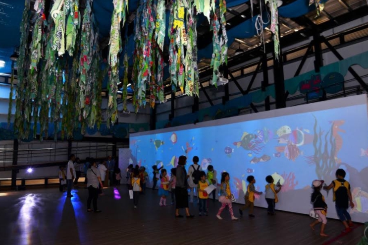 展館一樓的牆面上，設置「海好有你」影像互動遊戲；藉由紅外線體感設備，搭配桃園在地插畫家可愛的海洋動畫，讓民眾與許多可愛的海洋生物進行互動，終結塑膠污染，淨化海洋。   圖：翻攝自桃園市政府官網