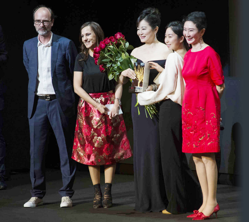 女星林青霞（中）獲頒義大利遠東電影節「終身成就金桑獎」，女兒邢愛林（右2）也驚喜現身，上台獻花祝賀。   圖：雙喜電影提供