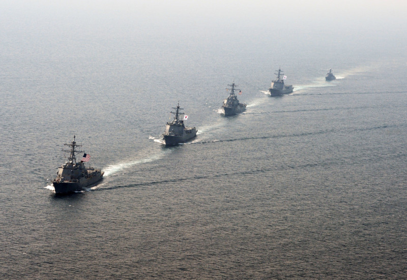 美國導彈驅逐艦（前起）與韓國驅逐艦一字排開在朝鮮半島海域進行軍演，圖為2016年資料照。   圖：翻攝USNI NEWS/美國海軍圖片