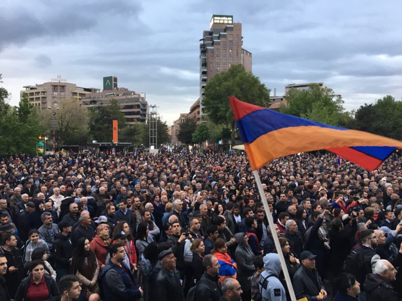 亞美尼亞數萬民眾在首都葉里溫廣場示威，抗議總理薩爾基相戀棧權位。   圖：翻攝joydeep ROY ‏推特