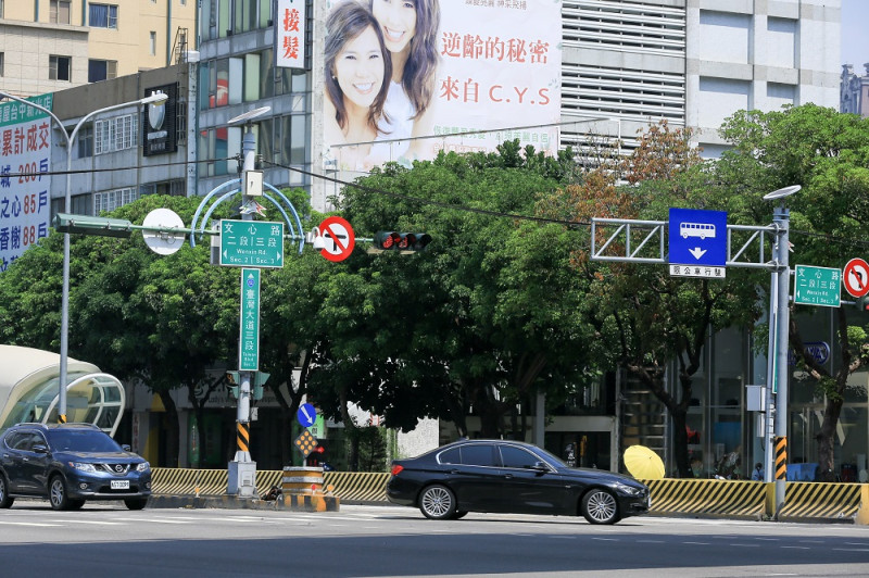 台灣大道文心路口往西方向禁止左轉，方便更多直行的車輛快速通過。   台中市政府/提供