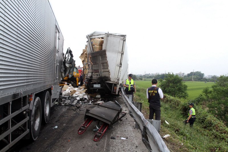 國道1號南下台南麻豆路段23日發生車禍，造成2名員警及大貨車駕駛共3人當場死亡。   圖：中央社