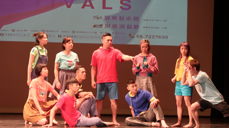 親子舞蹈劇場「舞蹈空間」，蒞臨屏東藝術館演出「藍騎士和白武士」。    圖：屏東縣政府／提供