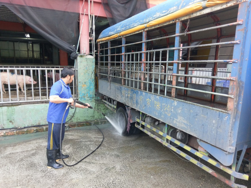 運輸車輛清洗消毒作業(輪胎)。   圖：新北市動保處/提供