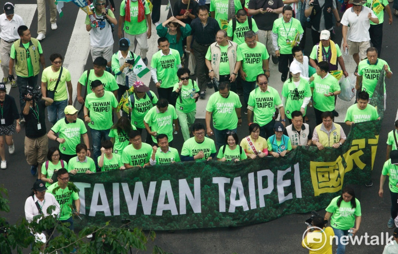 遊行隊伍高喊「台灣首都是TAIWAN TAIPEI」。   圖 : 張良一 / 攝