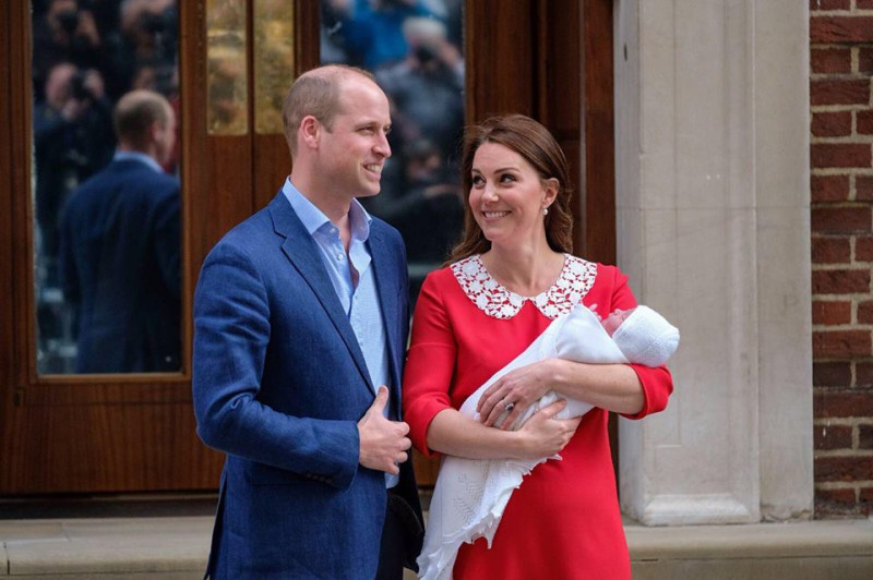 英國威廉王子（左起）與凱特王妃帶著剛出生的小小王子亮相，接受大眾祝福。   圖：翻攝英國王室臉書