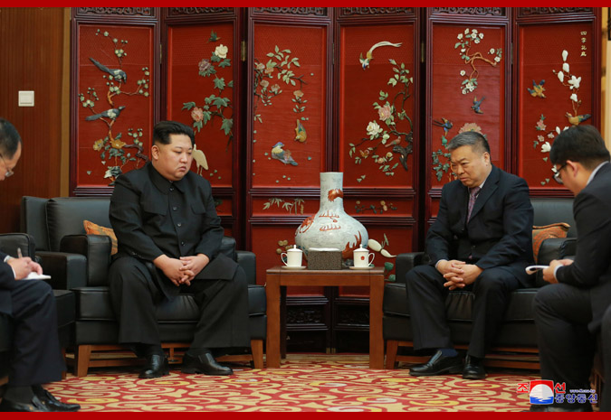 金正恩（左2）請中國駐北韓大使李進軍（右2）向中國國家主席習近平及車禍傷亡人員和家屬表示誠摯慰問。   圖：翻攝自北韓中央通信社網站