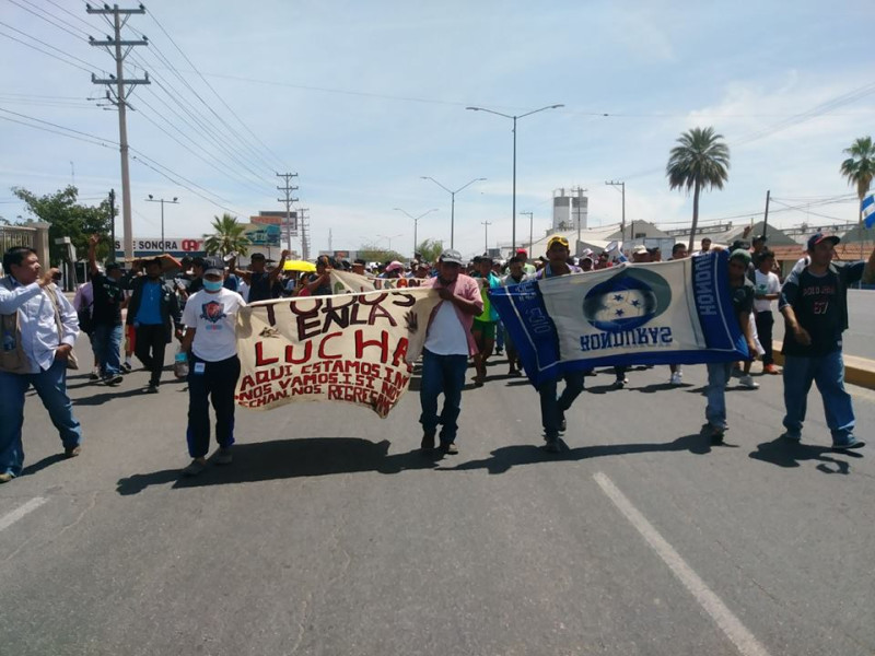 中美洲移民23日在墨西哥北部城市埃莫西約遊行，要求沒有邊界、沒有軍隊！   圖：翻攝「無國界城鎮」組織臉書