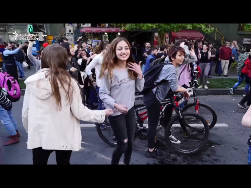 薩奇席恩同意下台的消息傳到街頭，年輕男女開心的手舞足蹈。   圖：翻攝自Youtube