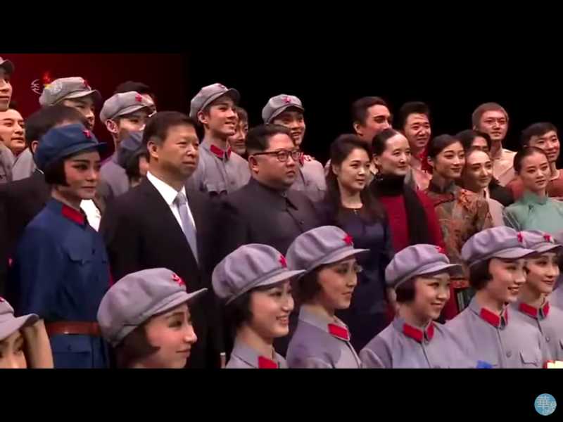 海外時評認為，朝鮮領導人金正恩並未走出毛澤東式的極權主義時代，「當然不可能變成鄧小平」。圖為金正恩（中排左3）與夫人李雪主（中排左4）在來訪的中國特使宋濤（中排左2）陪同下，
欣賞了中國藝術團所演出的文革時期知名樣板戲《紅色娘子軍》。   圖：翻攝自Youtube