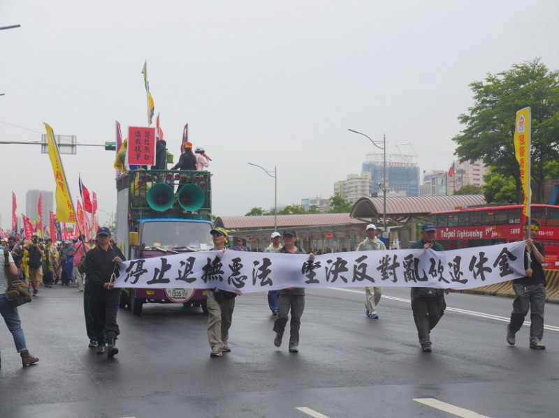 退休、退警、警眷等團體連續兩天展開遊行抗議。   圖：趙婉淳／攝