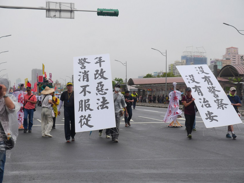 退休、退警、警眷等團體連續兩天展開遊行抗議。   圖：趙婉淳／攝