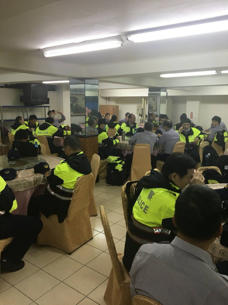 立法院內康園餐廳裡佈滿警察。   圖：鄭天財辦公室提供