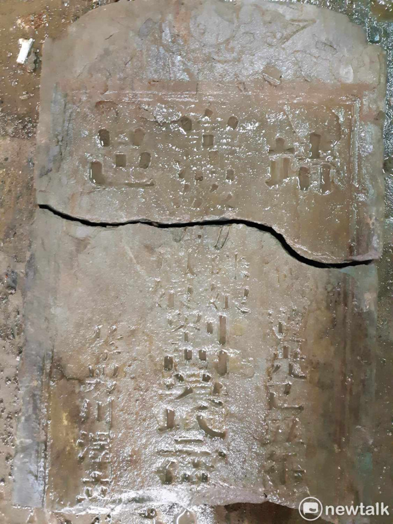 墓碑上刻有「道光己丑年」等字，研判應約有190年歷史。   圖：蔡坤龍/攝