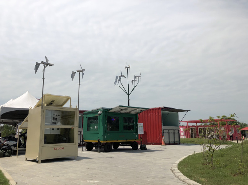 其中「拖曳式風光互補蓄能供電車」及「綠能風光電小型氣象站」，展現中科院農業科技研發實力。   圖：桃園農博綠色方舟館提供