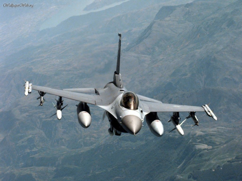 美國路克空軍基地（Luke Air Force Base）官員表示，一架隸屬第56戰鬥機聯隊的F-16C戰機試圖降落民用機場時墜毀。圖為同型機。   圖 : 翻攝自wallpaper.web.org