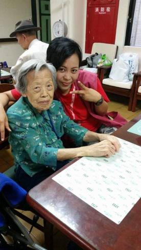 印尼的西蒂 (SITI FATIMAH)照顧99歲失智且行動不便的阿嬤，還在火警機智救了整棟樓的住戶，獲選模範勞工。    圖：新北市政府/提供