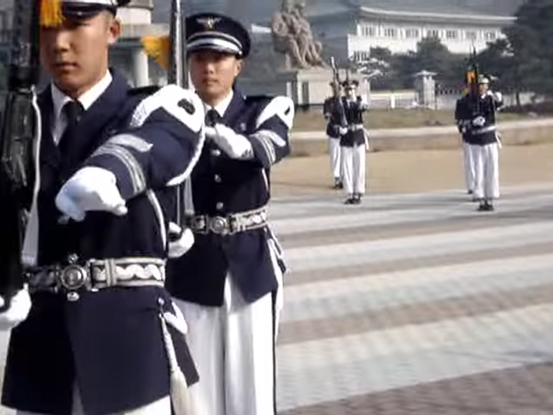 南韓國防部表示，為體現高規格禮遇和相互尊重，這次儀仗隊檢閱儀式將基於歷史淵源、國際慣例及以往經驗，依據軍方禮儀程序進行。   圖：翻攝自Youtube