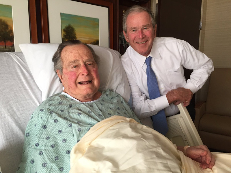 93歲美國前總統老布希（左）年事已高，2017年4月住院時，也是前總統的兒子小布希前往探視。   圖：翻攝老布希推特