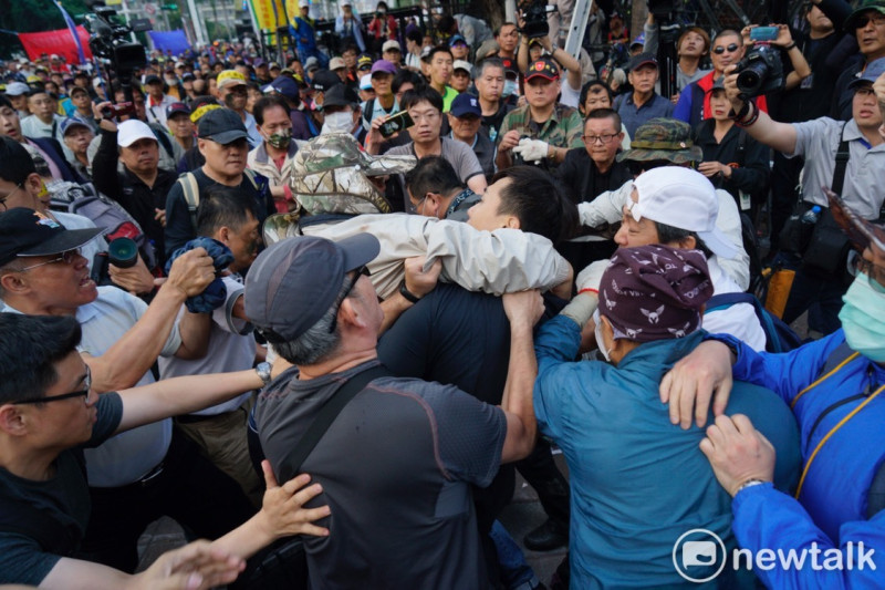 一名反年改蒙面抗議者攻擊落單的霹靂小組警察。   圖：張良一/攝