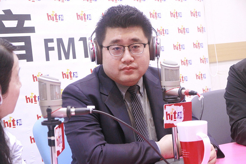 前台北市府發言人林鶴明現職總統府發言人，應邀上Hit Fm聯播網節目《蔻蔻早餐》受訪。   圖: Hit Fm聯播網/提供