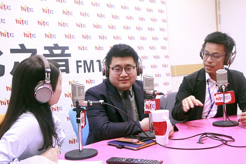 林鶴明與黃重諺受訪情形。   圖: Hit Fm聯播網/提供