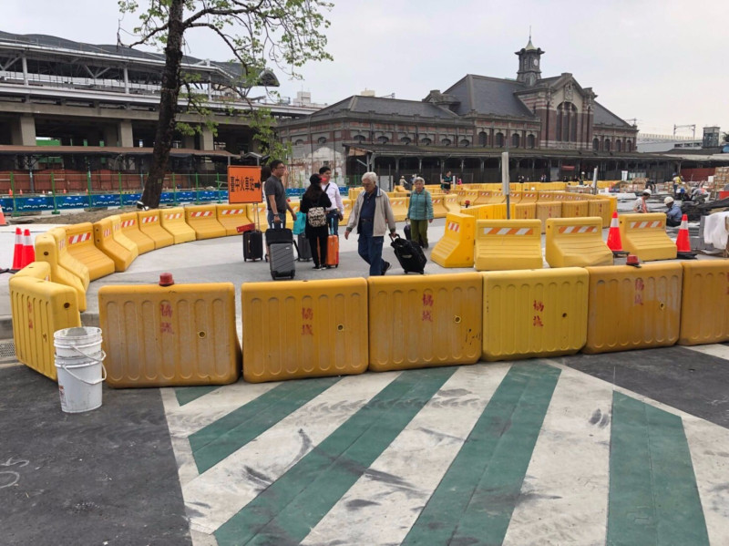 今年1月開工的「台中車站廣場（廣6）工程」，為了減少對交通的影響，第二階段工程將於4月28日提早動工，期望提前完工。   圖：台中市政府／提供