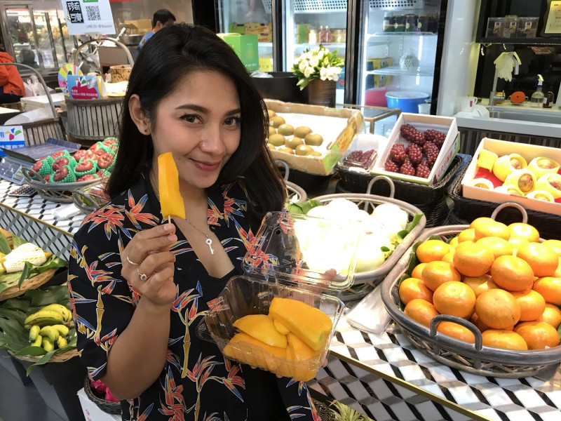 台北市拚新南向觀光潮，邀請IG的人氣美女奇拉娜，為台灣水果宣傳，她認為台灣水果品質高價格又便宜。   圖：台北市觀傳局提供