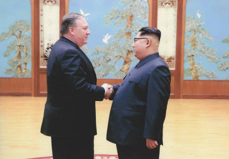 美國前國務卿蓬佩奧（左）密會北韓領導人金正恩。   圖：翻攝白宮臉書