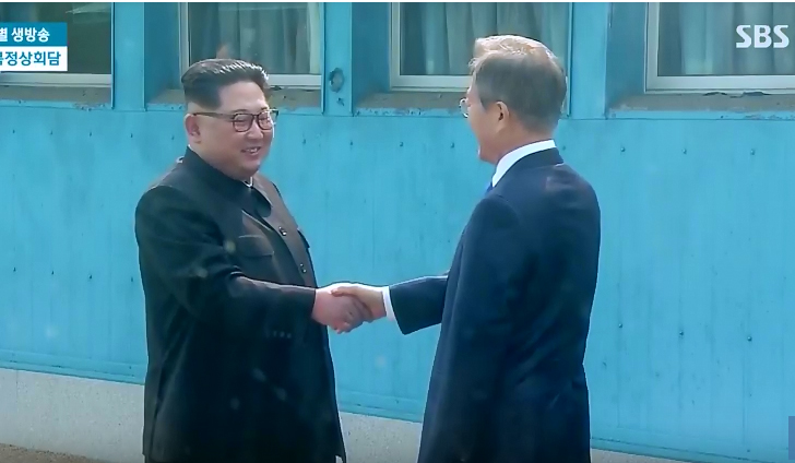 朝鮮領導人金正恩（左）與韓國總統文在寅27日上午在板門店會面，歷史性握手時刻透過直播傳送全球。   圖：翻攝韓國SBS NEWS