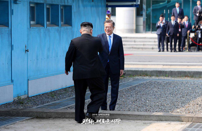 南韓總統文在寅與北韓領導人金正恩今年四月在板門店北緯38度見面，兩人見面即握手表示兩韓友好的未來。   圖：翻攝自青瓦台臉書