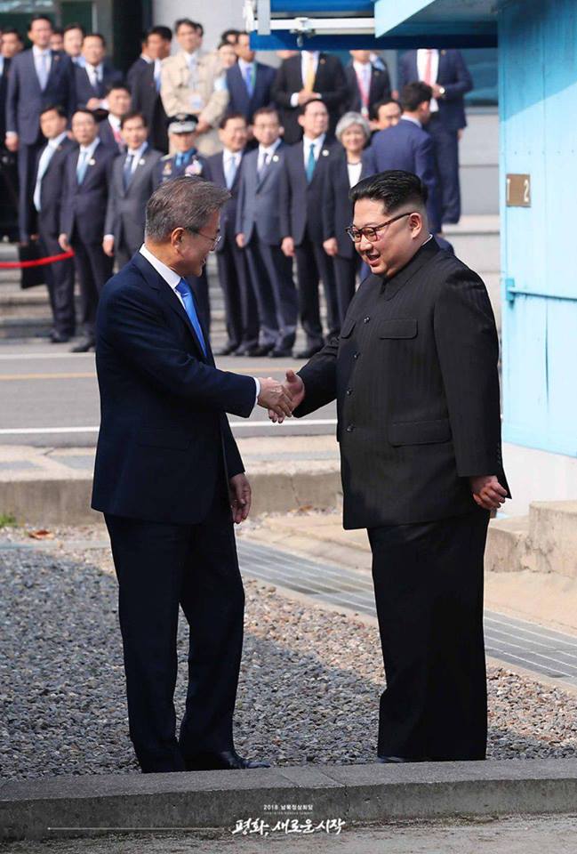 北韓領導人金正恩跨越北緯38度線，與南韓總統文在寅再次握手，金正恩的一小步，讓兩韓之間的和平進了更一大步。   圖：翻攝自青瓦台臉書