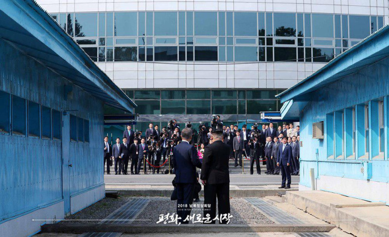 〈08：30〉南韓總統文在寅與北韓領導人金正恩兩人合影，跨越北緯38度的金正恩，將與文在寅展開閉門會議。   圖：翻攝自青瓦台臉書