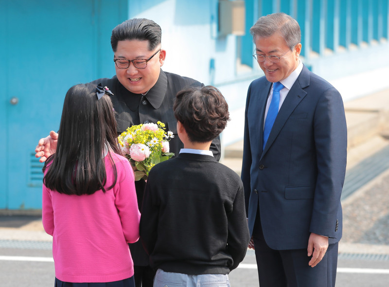 北韓領導人跨越板門店北緯38度界線，接受臺城洞國小兩名國小生的獻花。（資料畫面）   圖：達志影像/美聯社