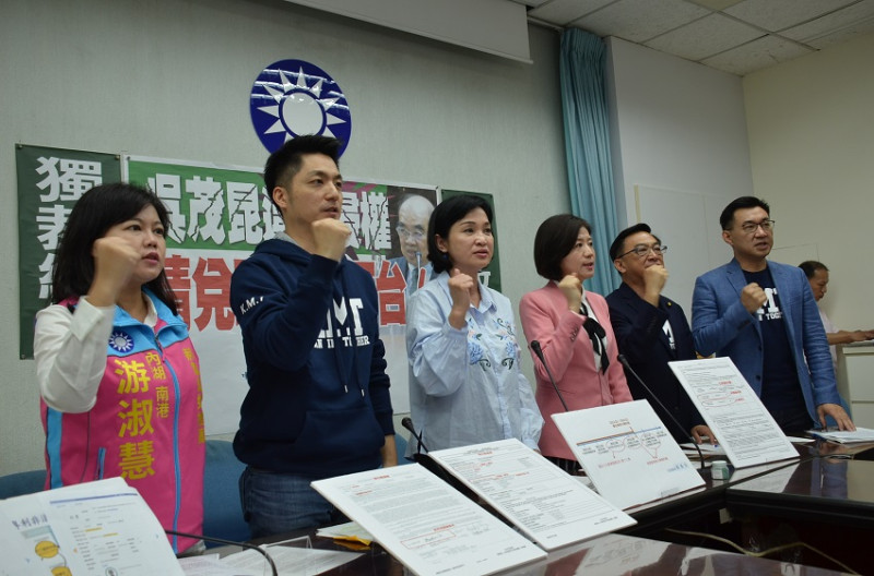 國民黨團今天在開記者會，抨擊教育部長吳茂昆不適任，應立即下台。   圖：國民黨團提供