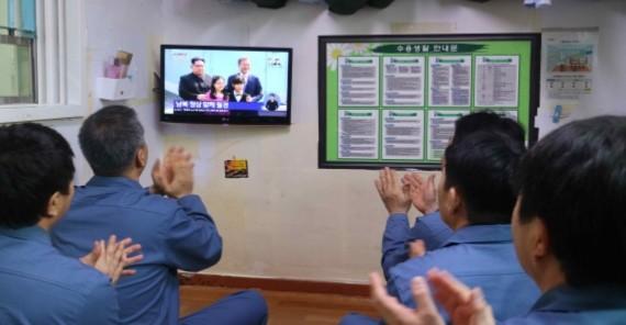 27日，首爾拘留所收監人員觀看「文金會」。   圖：翻攝自人民日報海外網
