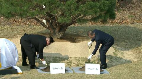 文在寅和金正恩，下午在北緯38度軍事分界線附近，共同進行了紀念植樹活動，祈願朝鮮半島和平與繁榮。   圖：翻攝自人民日報海外網