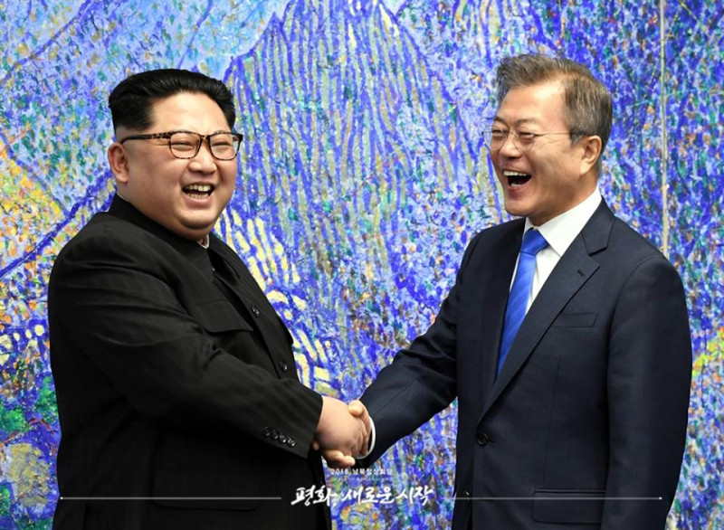 在文金會上，兩韓領袖於兩國國界來回走動的畫面在媒體及社群網站上大力放送。   圖：取自青瓦台臉書