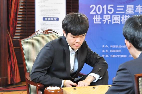 中國大陸圍棋第一高手柯潔，今天與中國開發的AI系統星陣圍棋（Golaxy）對弈，結果持白子的柯潔下到中盤棄子認輸。   圖 : 翻攝自新浪體育