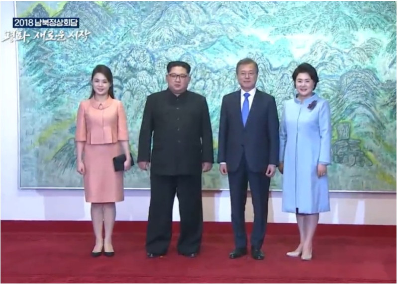 今年四月的南北韓高峰會談，雙方領袖的夫人現在也抵達板門店會場，參加南韓準備的晚宴。南北韓計畫聯合發表終戰宣言。   圖：翻攝국민방송直播畫面