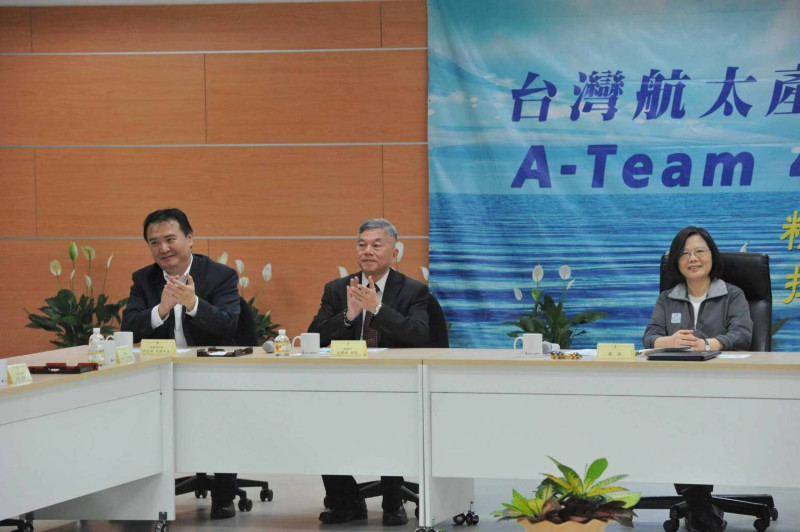 高雄市代理市長許立明27日下午陪同蔡英文總統（右）參訪漢翔公司。   圖：高雄市政府/提供