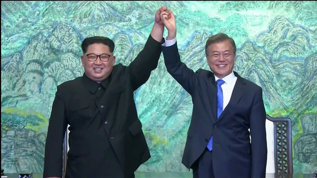 兩韓峰會27日舉行，北韓在29日宣布，兩韓時區將調成一致。圖為金正恩與文在寅共同舉手宣示友好。   圖：達志影像/路透社