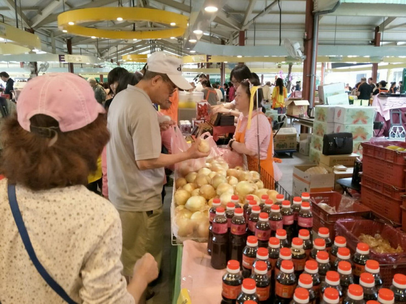 4/28至4/29日在台北希望廣場舉辦洋蔥鳳梨暨農特產品展售行銷活動，有700袋恆春洋蔥、50箱以上香蕉與鳳梨三寵兒，讓你收穫滿滿！   圖：屏東縣政府提供