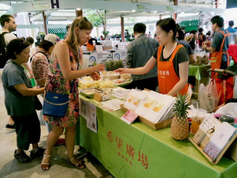 本周末(26、27日)在台北希望廣場屏東周，舉辦芒果暨農特產品展售行銷活動，現場有愛文芒果、香蕉、木瓜、蓮霧等試吃推廣活動。’   圖：屏東縣政府提供