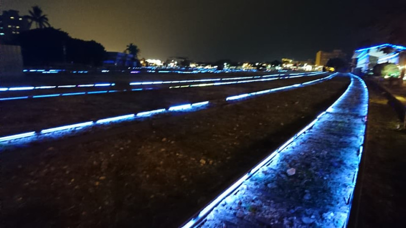 邀請韓國ADHD團隊及共台灣11位藝術家參與創作，在不破壞鐵道的前提下，以LED燈條再現軌道優美的弧形線條，創作出全台少見的大型地景光藝術。   圖：高雄旅遊網FB粉絲專頁提供