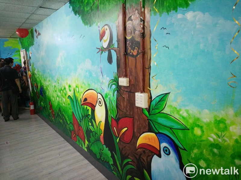 二樓教室外牆是名油畫家劉淑芳老師的彩繪作品。   圖：唐復年/攝