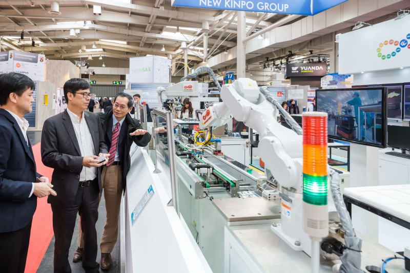 民進黨立委陳其邁參觀新金寶公司的自動化製程與機器人。   圖：陳其邁辦公室/提供